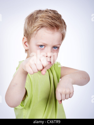 Niedliche kleine Junge bereit, jemanden zu kämpfen Stockfoto