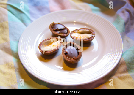 Geschnittene Schokolade Cadbury Creme Sahne Eiern und original Cadbury Eiern Stockfoto