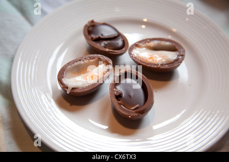 Geschnittene Schokolade Cadbury Creme Sahne Eiern und original Cadbury Eiern Stockfoto