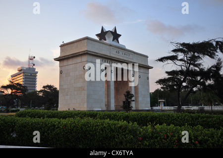 Unabhängigkeit-Bogen zum Gedenken an ghanaischen Unabhängigkeit von England im Jahre 1957. Das Hotel liegt in der Hauptstadt Accra. Stockfoto