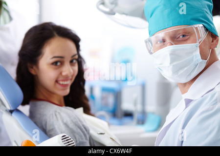 Männliche Zahnarzt in schützende einheitliche Blick in die Kamera Stockfoto