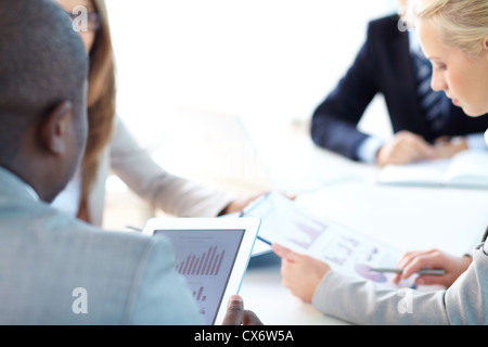 Nahaufnahme des Business Teams arbeiten bei treffen Stockfoto