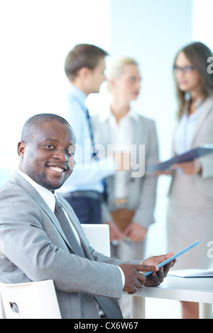 Porträt von glücklich Führer mit Touchpad Blick in die Kamera im Arbeitsumfeld Stockfoto