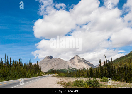 Kanadische Rocky Mountains entlang des Icefields Parkway malerische Fahrt im 'Jasper National Park' in Alberta, Kanada. Stockfoto