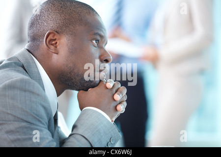 Porträt von nachdenklich führend in der Arbeitsumgebung Stockfoto