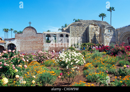 Mission San Juan Capistrano, Kalifornien, USA - die alte Kirche, Campanario (Bell Wand) und der große Stein Kirche, Frühling Stockfoto