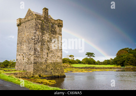 Regenbogen am Rockfleet Castle, Grace O'Malley Verteidigung Burg auf Clew Bay im County Mayo, Irland Stockfoto
