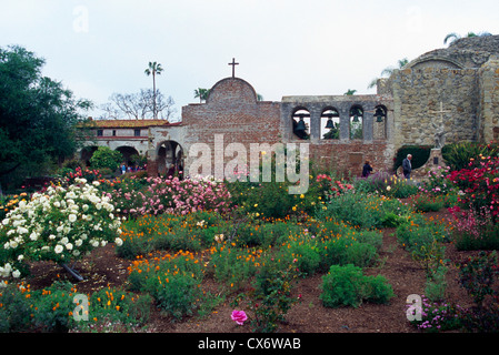 Mission San Juan Capistrano, Kalifornien, USA - die alte Kirche, Campanario (Bell Wand) und der große Stein Kirche, Frühling Stockfoto