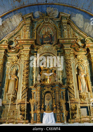 Tabernakel der St. Joseph Kirche, Valenzuela, Paraguay. St. Joseph ist in der Mitte auf beiden Seiten flankiert von Heiligen Peter und Paul Stockfoto