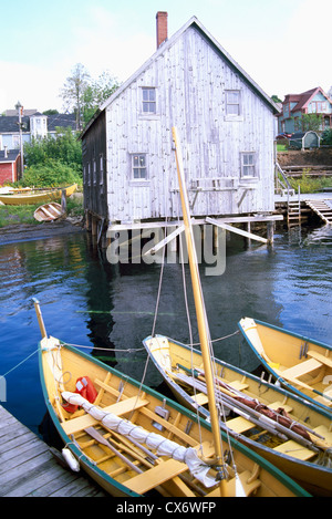 Altstadt Lunenburg, Nova Scotia, Kanada - The Historic Dory Shop und klassischen hölzernen Dories gebunden zu einem Dock entlang am Wasser Stockfoto