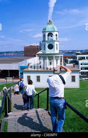 Halifax, Nova Scotia, Kanada - Touristen, die ein Bild der alten Stadt Clock auf Zitadellenhügel und Blick auf die Stadt Stockfoto