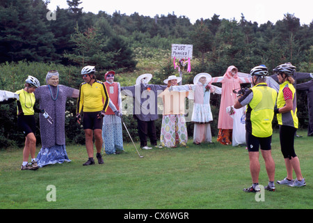 Vogelscheuchen im Joes Scarecrow Village, Cap le Moine in der Nähe von Cheticamp entlang der Cabot Trail, Cape Breton Island, Nova Scotia Kanada Stockfoto