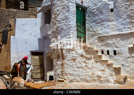 Frau vor ihrem Haus in Jaisalmer Fort Stockfoto