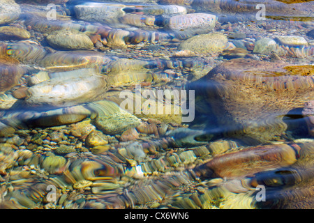 Runden Steinen unter Wasser in Bergen Fluss Stockfoto