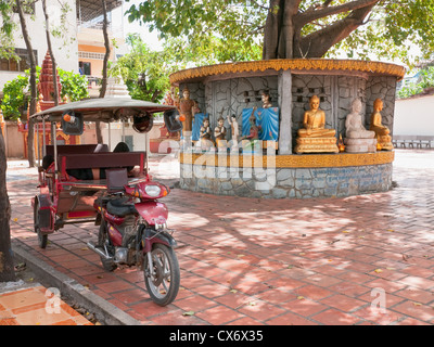 Kambodschanische Stil Tuk-Tuk-Taxi parkte im Schatten unter einem Baum am Wat Svay Dang Kum im Zentrum von Phnom Penh. Stockfoto