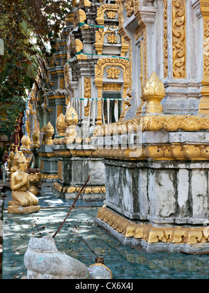 Grabsteine auf Wat Svay Dang Kum in Phnom Penh, Kambodscha. Stockfoto