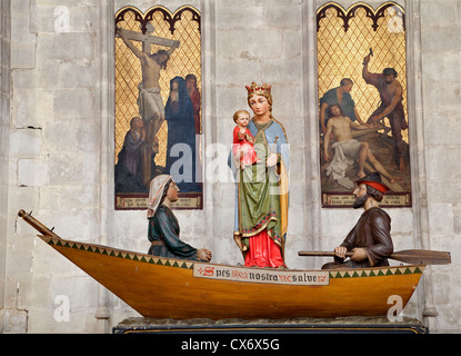 BRUSSES - Juni 22: Jungfrau Maria als symbolische Mutter der katholischen Kirche. Statue von gotischen Kirche Notre Dame du Sablon auf Jun Stockfoto