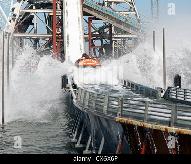 Abenteuerlustige Rasen durch das Wasser auf die Log-Wildwasserbahn in Great Yarmouth Pleasure Beach Komplex in Norfolk, England Stockfoto