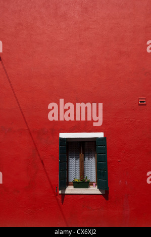 Rotes Haus mit Fenster, Burano, Venedig Stockfoto