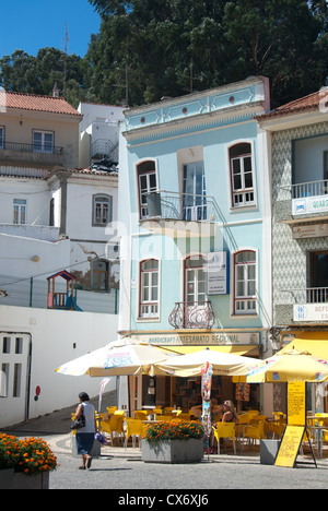 ALGARVE, PORTUGAL. Eine Straße und ein Café in die Hügel Stadt Monchique. 2012. Stockfoto