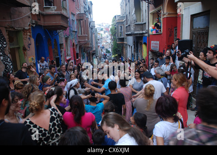 Ein Zigeunertanz unter den Ruinen der Tarlabasi in Istanbul im September 2012. Bild von Adam Alexander/Alamy Stockfoto