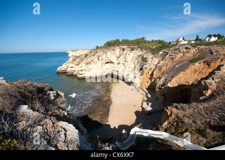 ALGARVE, PORTUGAL. Praia Paraiso (Paradiesstrand) außerhalb Praia Carvoeiro. 2012. Stockfoto