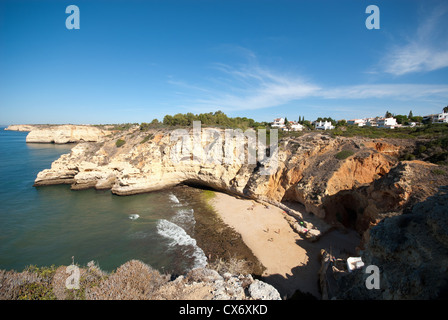 ALGARVE, PORTUGAL. Praia Paraiso (Paradiesstrand) außerhalb Praia Carvoeiro. 2012. Stockfoto