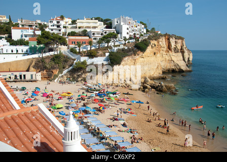 ALGARVE, PORTUGAL. Ein Blick auf den Strand und die Stadt in der Ferienanlage von Praia Carvoeiro. 2012. Stockfoto