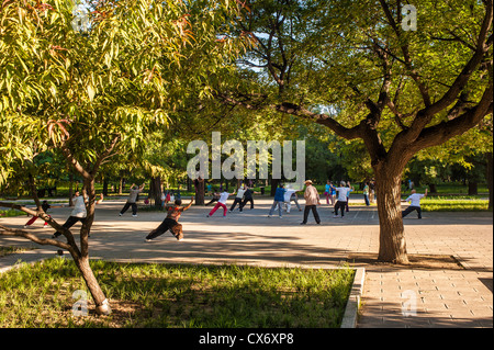 Die Menschen sind Morgen Übungen in einem Park, Beijing Stockfoto