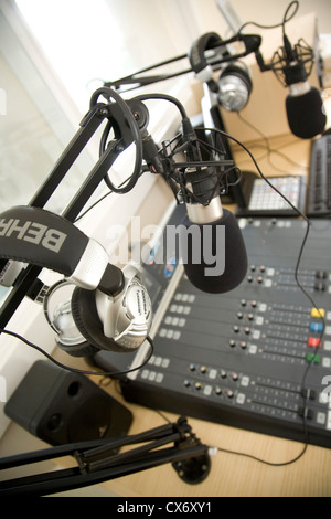 Solide Schreibtisch mit Fader und Mikrofon im Tonstudio Stockfoto