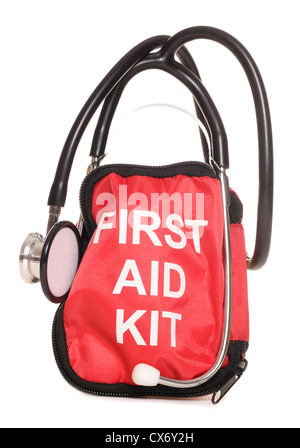 Erste-Hilfe-Kit und Stethoskop-Studio-Ausschnitt Stockfoto
