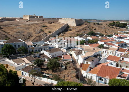 ALGARVE, PORTUGAL. Die Stadt und Festung Castro Marim im äußersten Südosten der Provinz. 2012. Stockfoto