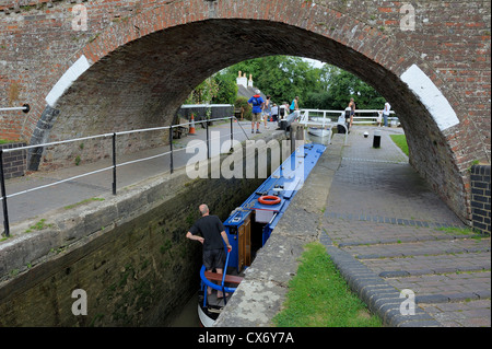 Eine schmale Boot Verhandlungen Foxton sperrt Leicestershire England uk Stockfoto