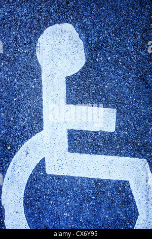 Parkplatz mit Handicap-Symbol auf den Asphalt gemalt Stockfoto