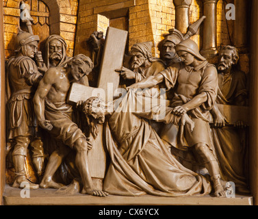 Brüssel - 24.Juni: Jesus fällt unter Kreuz. Befreiung von Kreuzweg in der Kirche Saint-Antoine am 24. Juni 2012 in Brüssel. Stockfoto