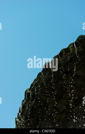 Wasser Tropfen fallen von alten Brunnen in Stockholm, Schweden Stockfoto