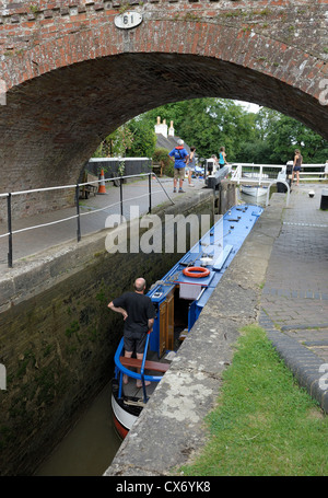 Eine schmale Boot Verhandlungen Foxton sperrt Leicestershire England uk Stockfoto