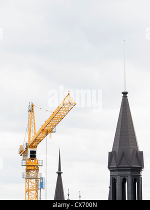 Stadtentwicklung in Stockholm, Stahl Kran neben alten Turm Stockfoto