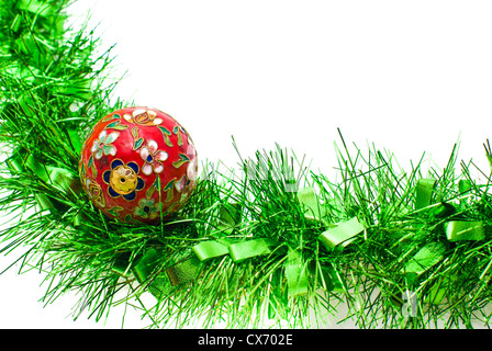 Reich verzierte blühende rote Weihnachtskugel mit grünen Lametta Stockfoto