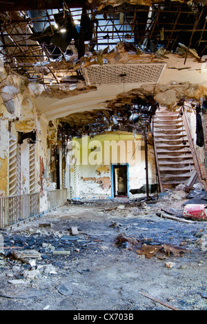 Verlassenen Grande Ballroom in Detroit verbrannt hat und die kunstvolle Architektur bröckelt entfernt. Stockfoto