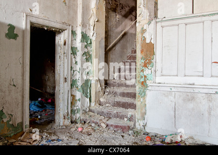 Verlassene Gebäude in Detroit Michigan mit peeling, Farbe, Schmutz und weggeworfene Gegenstände auf dem Boden. Stockfoto