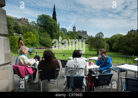 Edinburgh ist die 2. meistbesuchte Stadt in Großbritannien nach London. Berühmt für seine Festivals und die Altstadt mit dem Schloss. Stockfoto