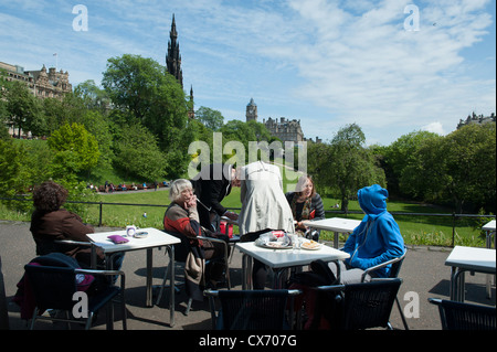 Edinburgh ist die 2. meistbesuchte Stadt in Großbritannien nach London. Berühmt für seine Festivals und die Altstadt mit dem Schloss. Stockfoto