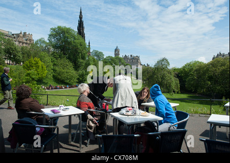 Edinburgh ist die 2. meistbesuchte Stadt in Großbritannien nach London. Berühmt für seine Festivals und die Altstadt mit dem Schloss. Stockfoto