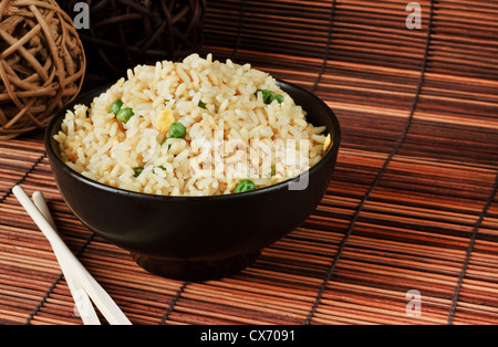 Schüssel mit Ei gebratener Reis eine hervorragende Beilage mit chinesisches Essen Stockfoto