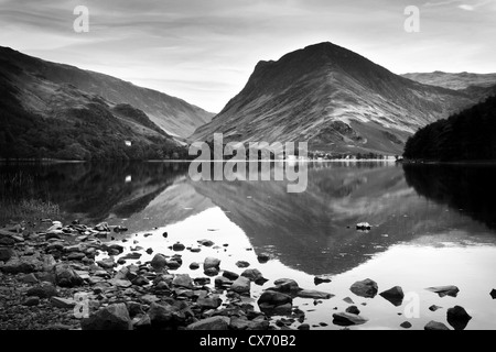 Wasdale Head See Blick in Richtung Kirk fiel englischen Lake District, schwarze und weiße landscape.of Berge. Spiegelungen im Wasser. Stockfoto