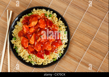 süß und sauer Huhn mit gebratenem Reis - beliebte orientalische Küche Stockfoto