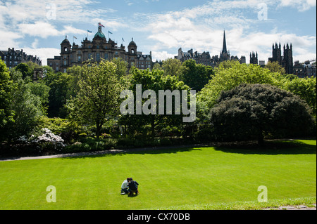 Edinburgh ist die 2. meistbesuchte Stadt in Großbritannien nach London. Berühmt für seine Festivals und die Altstadt mit dem Schloss. Stockfoto