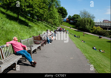 Edinburgh ist die 2. meistbesuchte Stadt in Großbritannien nach London. Berühmt für seine Festivals und die Altstadt mit dem Schloss. Stockfoto