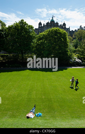 Edinburgh ist die 2. meistbesuchte Stadt in Großbritannien nach London. Berühmt für seine Festivals und die Altstadt mit dem Schloss. Stockfoto